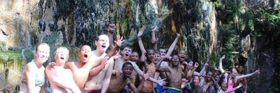  Die Gr 7’s se “doop” onder ‘n yskoue waterval